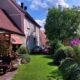 # Tolles Landhaus in romantischer Gegend inkl. Werkstatt, Sauna, Partyraum, Scheune! Frei Juni 2023! - Blick in den blühenden Garten
